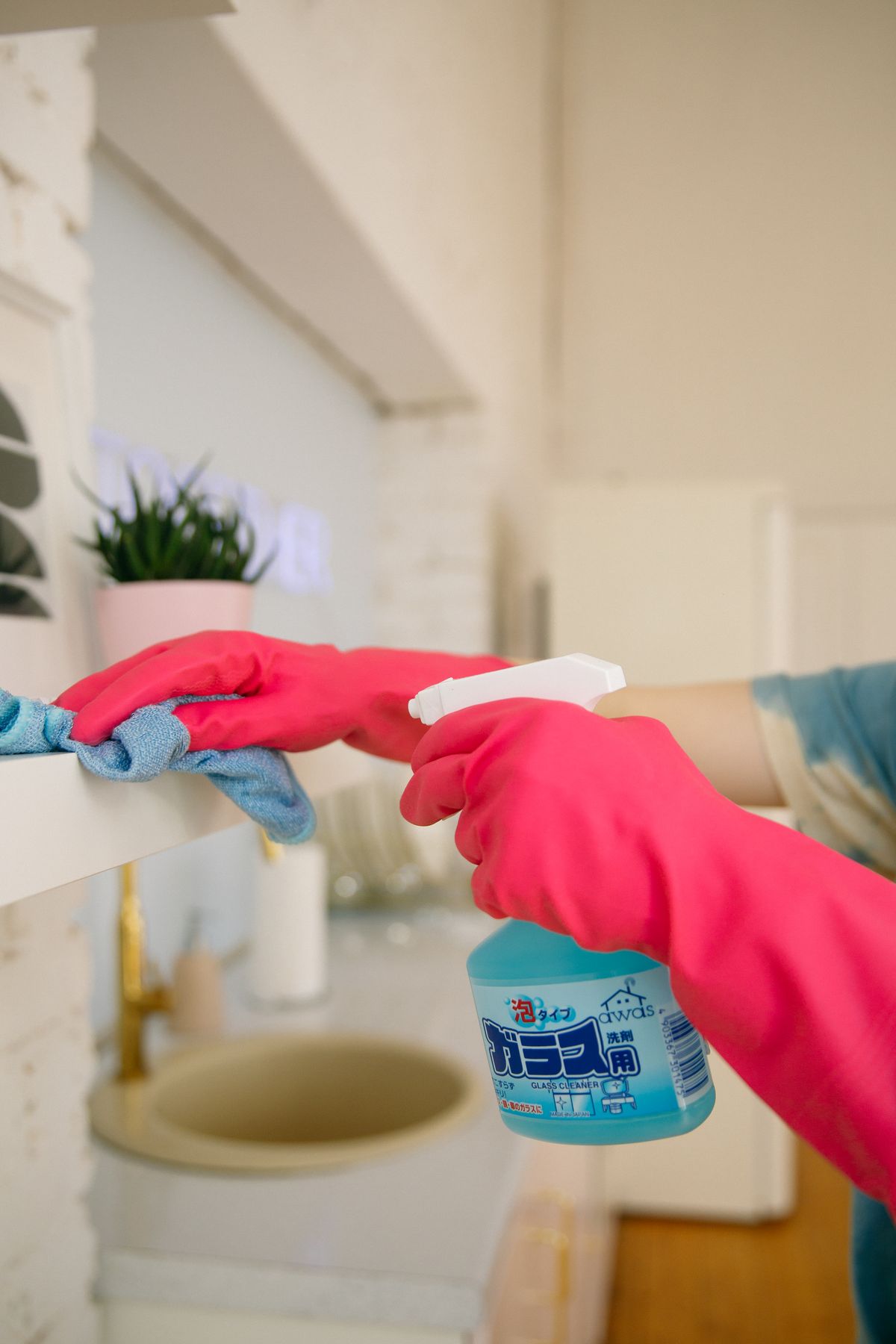 Wall and baseboard dusting service
